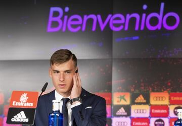 El joven portero ucraniano de 19 años ha sido presentado en el Santiago Bernabéu de la mano de Florentino Pérez y acompañado de su familia.