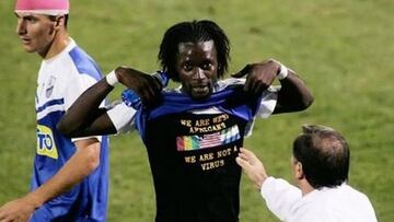 El delantero de Sierra Leona mostró una playera en la que se leía "somos africanos, no un virus" tras anotar en el fútbol griego. El mensaje tenía como fin acabar con la discriminación por el virus del ébola.