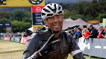 El exseleccionador nacional Luis Enrique posa sonriente tras cruzar la meta durante la sexta etapa, de 78 km, de la carrera de mountain bike Absa Cape Epic 2023. Se trata de un evento que tiene lugar en Ciudad del Cabo (Sudáfrica) y que este año ha reunido a 600 equipos para afrontar un recorrido de 648 km durante ocho etapas