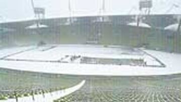 <b>CALDERA BLANCA.</b> Este el aspecto del Olímpico de Múnich ayer por la mañana. El trabajo de los operarios del Bayern retiró la nieve del césped.
