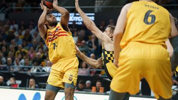 GRAFCAN3653. LA LAGUNA (TENERIFE) (ESPAÑA), 14/01/2024.-El ala-pívot del Barça Jabari Parker (i) lanza a canasta durante el partido de la Liga Endesa celebrado este domingo en el pabellón Santiago Martín de La Laguna (Tenerife) frente al Lenovo Tenerife. EFE/Ramón de la Rocha