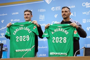 Carlos Lpez y Alfonso Herrero, posando tras firmar sus renovaciones. Herrero lleva 67 partidos ininterrumpidos.