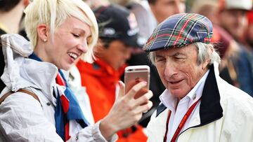 Jackie Stewart posa con una aficionada.