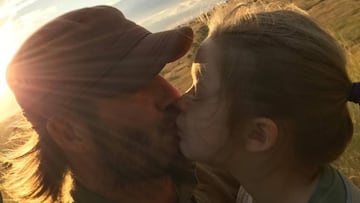 David Beckham besando en la boca a su hija Harper.