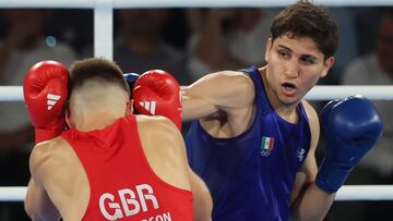 Paris (France), 06/08/2024.- Marco Alonso Verde Alvarez of Mexico (blue) and Lewis Richardson of Great Britain (red) in action during their Men's 71kg semifinal of the Boxing competitions in the Paris 2024 Olympic Games, at Roland Garros in Paris, France, 06 August 2024. (Francia, Gran Bretaña, Reino Unido) EFE/EPA/MOHAMMED BADRA
