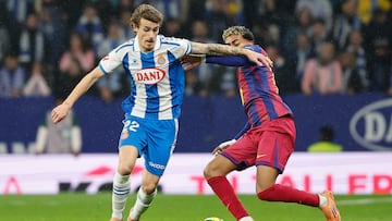 CORNELLÁ-EL PRAT (BARCELONA), 03/01/2026.- El delantero del Barcelona Lamine Yamal (d) lucha con Carlos Romero, del Espanyol, durante el partido de la jornada 18 de LaLiga entre el RCD Espanyol y el FC Barcelona, este sábado en el RCDE Stadium. EFE/Andreu Dalmau
