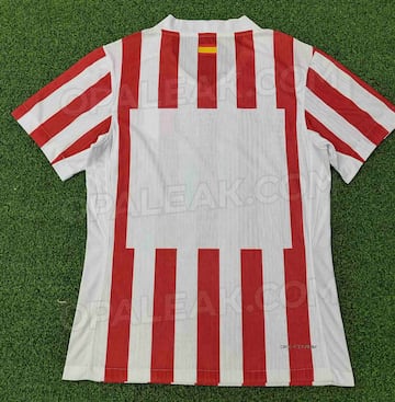 Vista de la parte posterior de la posible equipaci車n del Atl谷tico de Madrid para la temporada 2025-26.