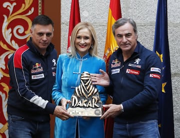 Carlos Sainz y Lucas Cruz junto a la presidenta de la Comunidad de Madrid, Cristina Cifuentes.