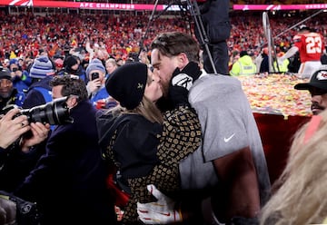 Taylor Swift y Travis Kelce se besan para celebrar el pase a la Superbowl, momento ms esperado por los medios grficos que bajaron al terreno de juego.