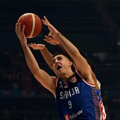 What’s the difference between a personal and unsportsmanlike foul in FIBA basketball?