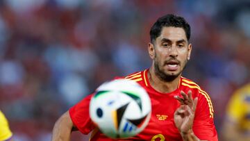 BADAJOZ, 05/06/2024.- El delantero de la selección española de fútbol Ayoze Pérez (d) juega un balón ante el andorrano Moisés San Nicolás, durante el partido amistoso que España y Andorra disputan este miércoles en el estadio Nuevo Vivero, en Badajoz. EFE/Julio Muñoz