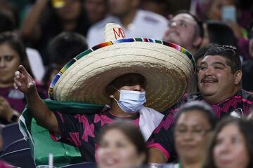 Los tradicionales sombreros de charro no pudieron faltar en el AT&T Stadium