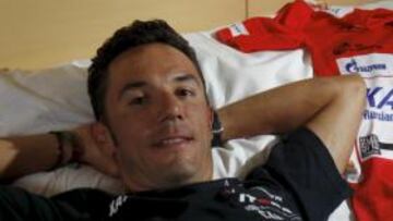 <b>LÍDER TRANQUILO. </b>Purito Rodríguez posa con el maillot rojo de líder de la Vuelta a España durante el día de descanso en la habitación de su hotel.