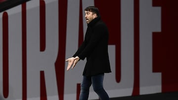 Eduardo Coudet gesticula durante el partido entre el Atl&eacute;tico de Madrid y el Celta.