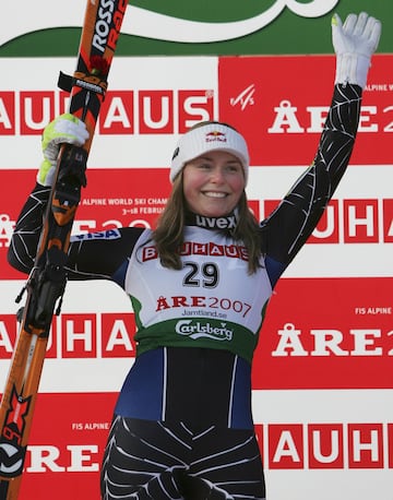 1 medalla de plata en supergigante y 1 medalla de plata en descenso