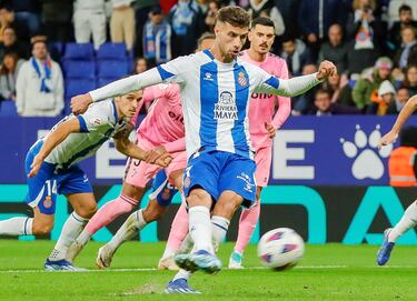 El último jugador con cuatro apariciones en el once. Un futbolista diferencial, al que la Segunda se le queda pequeña como demuestran sus diez goles y su desparpajo tanto fuera como dentro del área.

