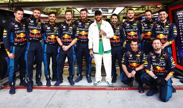 El futbolista brasileño Neymar posa para una foto con el equipo Oracle Red Bull Racing antes del Gran Premio de F1.