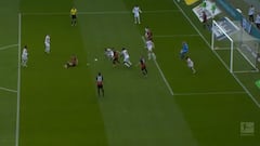 ¿Suerte o habilidad? El insólito gol que marcó el Eintracht