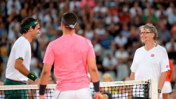 El filántropo estadounidense Bill Gates, junto a Roger Federer en el partido Match for Africa, donde también coincidió con Rafa Nadal.
