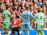 BILBAO, 08/02/2026.- El defensa uruguayo del Levante Alan Matturro (i), ha visto tarjeta roja durante el partido de Liga en Primera División ante el Athletic Club que disputan este domingo en el estadio de San Mamés, en Bilbao. EFE/Javier Zorrilla