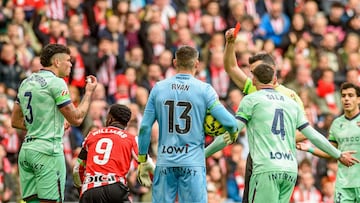 BILBAO, 08/02/2026.- El defensa uruguayo del Levante Alan Matturro (i), ha visto tarjeta roja durante el partido de Liga en Primera División ante el Athletic Club que disputan este domingo en el estadio de San Mamés, en Bilbao. EFE/Javier Zorrilla