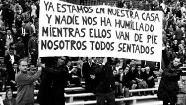 Aficionados atléticos con una pancarta el día del estreno.