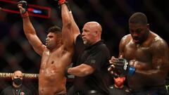 Alistair Overeem celebra su victoria sobre Walt Harrisen el UFC Florida.