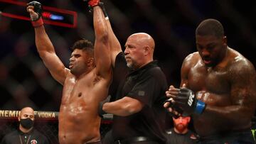 Alistair Overeem celebra su victoria sobre Walt Harrisen el UFC Florida.