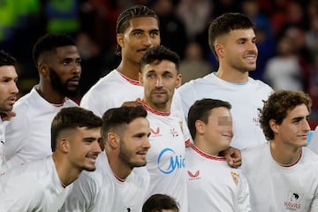 Antes del último partido de su carrera en el Sánchez Pizjuán, Jesús Navas recibió un bonito homenaje. Salió con sus hijos ante el pasillo de sus compañeros y rivales ante la ovación de todo el estadio.