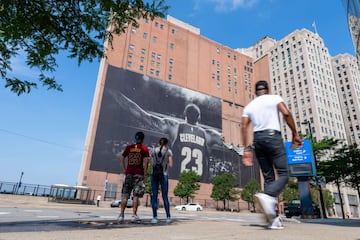 Operarios trabajando en la retirada del cartel del alero, LeBron James, en Cleveland (Ohio) tras el anuncio de su fichaje por los Ángeles Lakers. 