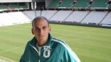 <b>CON LUPA. </b>Javier Hervás ha sido el centro de las críticas de los aficionados en los últimos partidos.