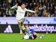 PSV's Dutch defender #02 Anass Salah-Eddine runs with the ball past Zwolle's Dutch forward #22 Kaj de Rooij during the Dutch Eredivisie football match between PEC Zwolle and PSV Eindhoven at MAC3PARK stadion in Zwolle on October 4, 2025. (Photo by Olaf Kraak / ANP / AFP) / Netherlands OUT