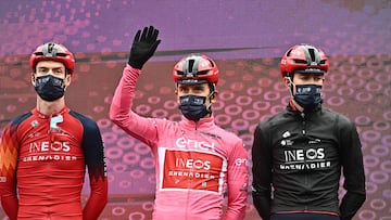 Los corredores de Ineos, con Geraint Thomas de líder, comparecen en Scandiano con mascarillas.
