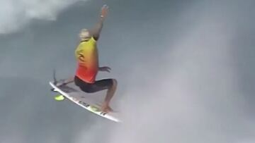 El surfista Italo Ferreira realizando un aéreo durante su manga de octavos de final del Narrabeen Clasic en Australia, con la licra amarilla de líder y la espuma de la ola copando buena parte de la imagen. En abril del 2021.