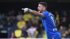 Athletic Bilbao's Spanish goalkeeper Unai Simon gestures during the Spanish league football match between Villarreal CF and Athletic Club Bilbao at La Ceramica stadium in Vila-real on May 13, 2023. (Photo by Jose Jordan / AFP)