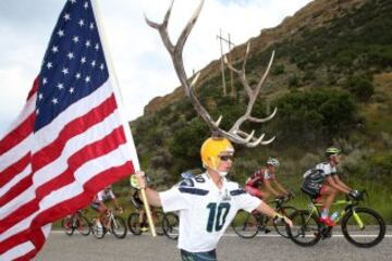 Un aficionado anima al grupo de escapados en el USA Pro Challenge en Colorado.