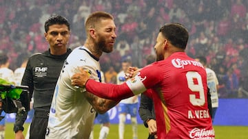 MEX3727. TOLUCA (MÉXICO), 24/09/2025.- Alexis Vega (d) de Toluca saluda a Sergio Ramos del Monterrey este miércoles, previo a un partido del torneo Apertura 2025 de la Liga MX entre Toluca y Monterrey en el estadio Nemesio Diez en Toluca (México). EFE/Felipe Gutiérrez