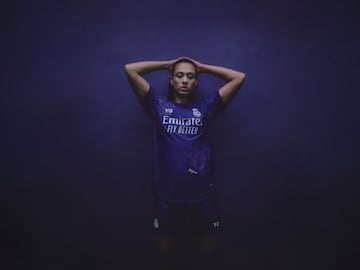 La nueva camiseta del club blanco, la cuarta para esta camapaña, ha sido presentada través de los diferentes perfiles de redes sociales del Real Madrid. Bellingham ha sido la cara principal para la presentación. El color de la elástica será el morado, uno de los colores característicos merengues.