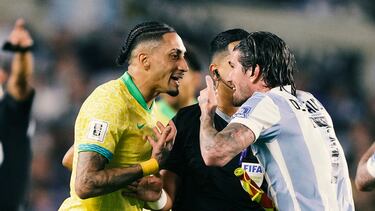 Duelo entre Rodrigo De Paul y Raphinha durante el partido de clasificación sudamericano para la Copa Mundial de la FIFA 2026 entre Argentina y Brasil en el Estadio Monumental Antonio Vespucio Liberti.