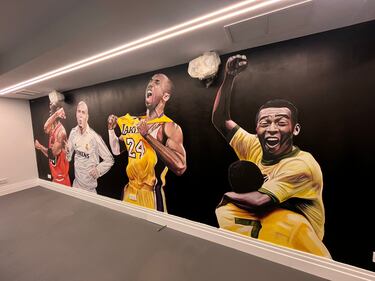 El espectacular mural repleto de estrellas que adorna el gimnasio de Vinicius