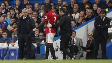 Bailly sustituido ante la mirada de Mourinho.