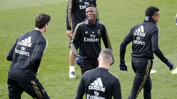 Vinicius, entre Courtois y Militao, durante el entrenamiento del viernes del Real Madrid.