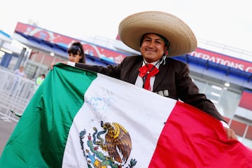 Con la bandera mexicana.