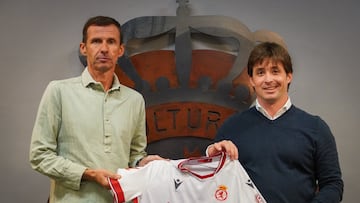 Ziganda, nuevo entrenador de la Cultural, junto al director deportivo, Manzanera.