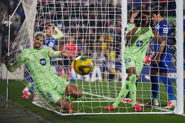 Ronald Araujo del FC Barcelona reacciona tras una ocasi車n fallada durante el partido de la jornada 20 entre el Getafe CF y el FC Barcelona en el Coliseum Alfonso P谷rez, el 18 de enero de 2025 en Getafe. El equipo catal芍n se dej車 dos puntos al empatar a uno.