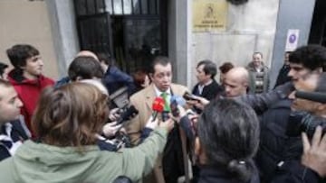 EL ANTERIOR DUE&Ntilde;O. Jacobo Montalvo atendi&oacute; ayer a los medios en la puerta de los juzgados.