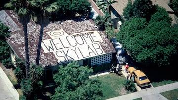 Algunas personas colocaron carteles con dianas para “dar la bienvenida al Skylab de la NASA” en 1979.