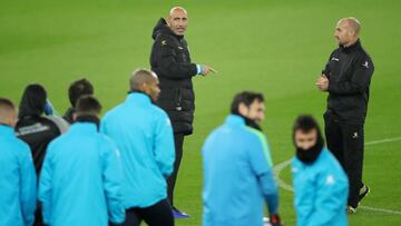 Soccer Football - Europa League - Espanyol Training - Molineux Stadium, Wolverhampton, Britain - February 19, 2020   Espanyol coach Abelardo Fernandez during training   Action Images via Reuters/Peter Cziborra