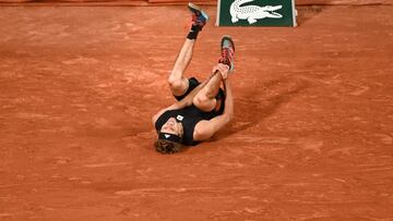 Germany's Alexander Zverev falls injured on court during his men's semi-final singles match against Spain's Rafael Nadal on day thirteen of the Roland-Garros Open tennis tournament at the Court Philippe-Chatrier in Paris on June 3, 2022. (P