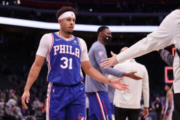 DETROIT, MICHIGAN - NOVEMBER 04: Seth Curry #31 of the Philadelphia 76ers celebrates a 109-98 win over the Detroit Pistons at Little Caesars Arena on November 04, 2021 in Detroit, Michigan.